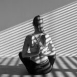 Lotussitz mit Anjali Mudra – Yoga-Asana zur Förderung von Achtsamkeit und innerer Ruhe im Yogaversum Studio
